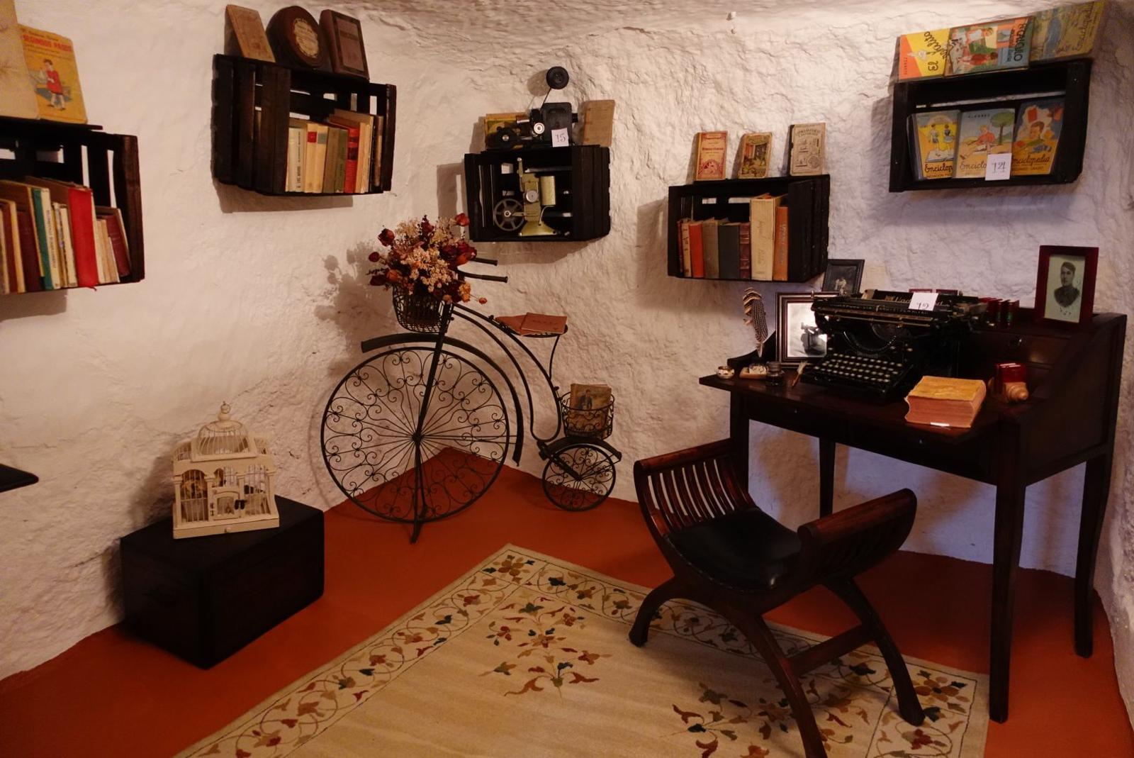 Estudio con libros y recuerdos