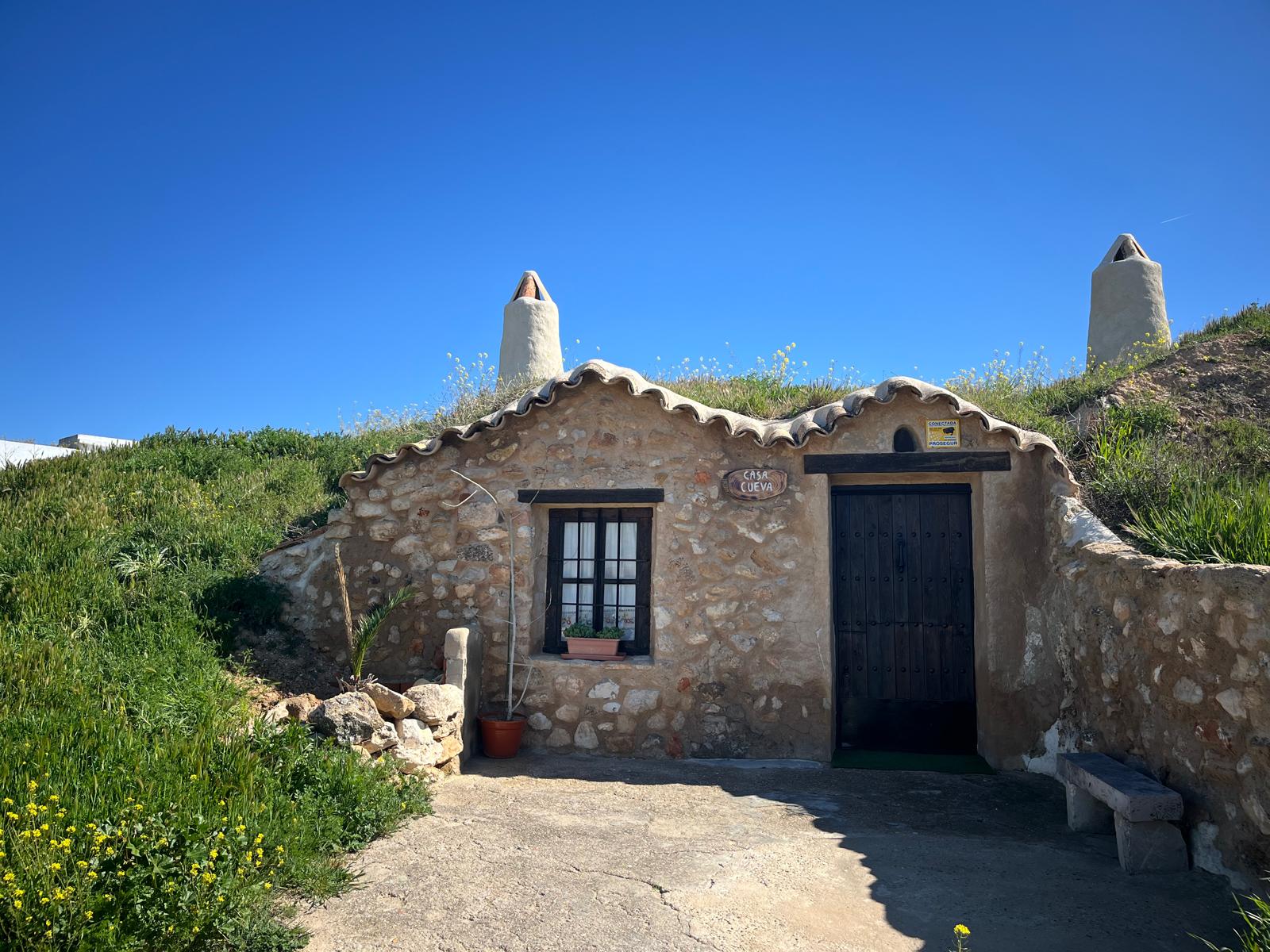 Entrada principal de la casa cueva